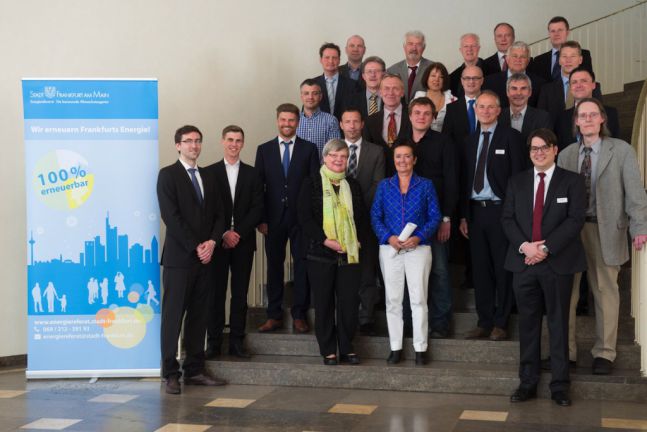 Vertreter der Stadt Frankfurt und der teilnehmenden Betriebe sowie Mitglieder des wissenschaftlichen Projektteams bei der Auftaktveranstaltung des Lernenden Energieeffizienz-Netzwerks Frankfurt Rhein-Main im April 2015. © Salome Roessler